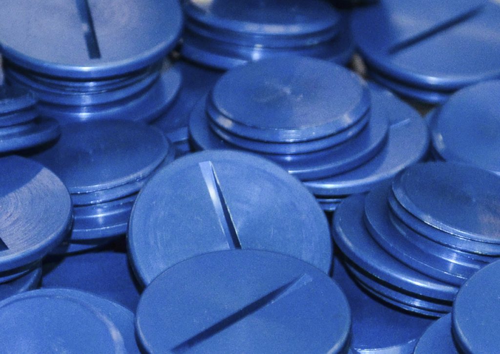 Imagen de los tapones de cierre metálicos azules de Maxitrol.
